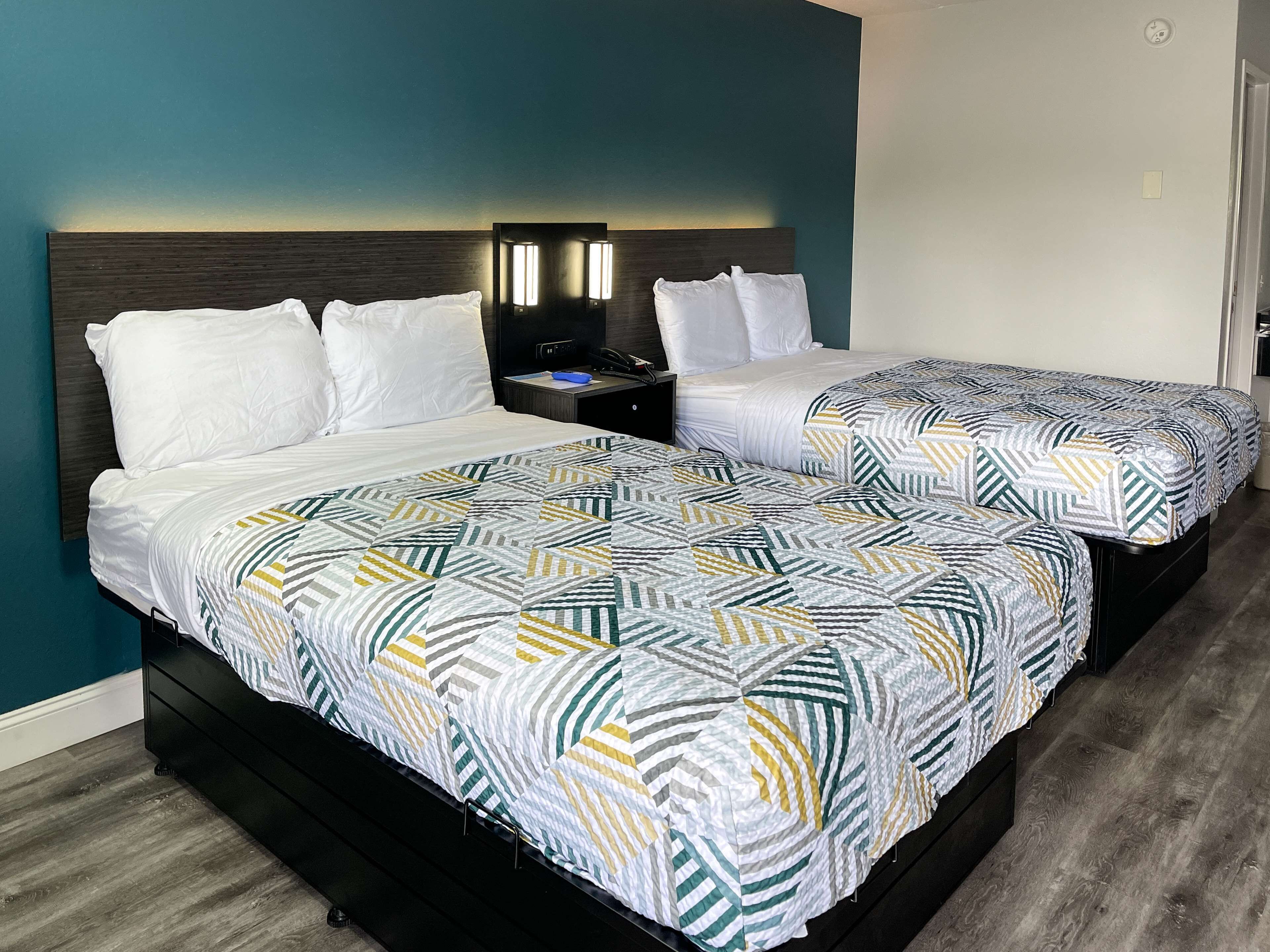 Escritorio, wifi gratis y ropa de cama 