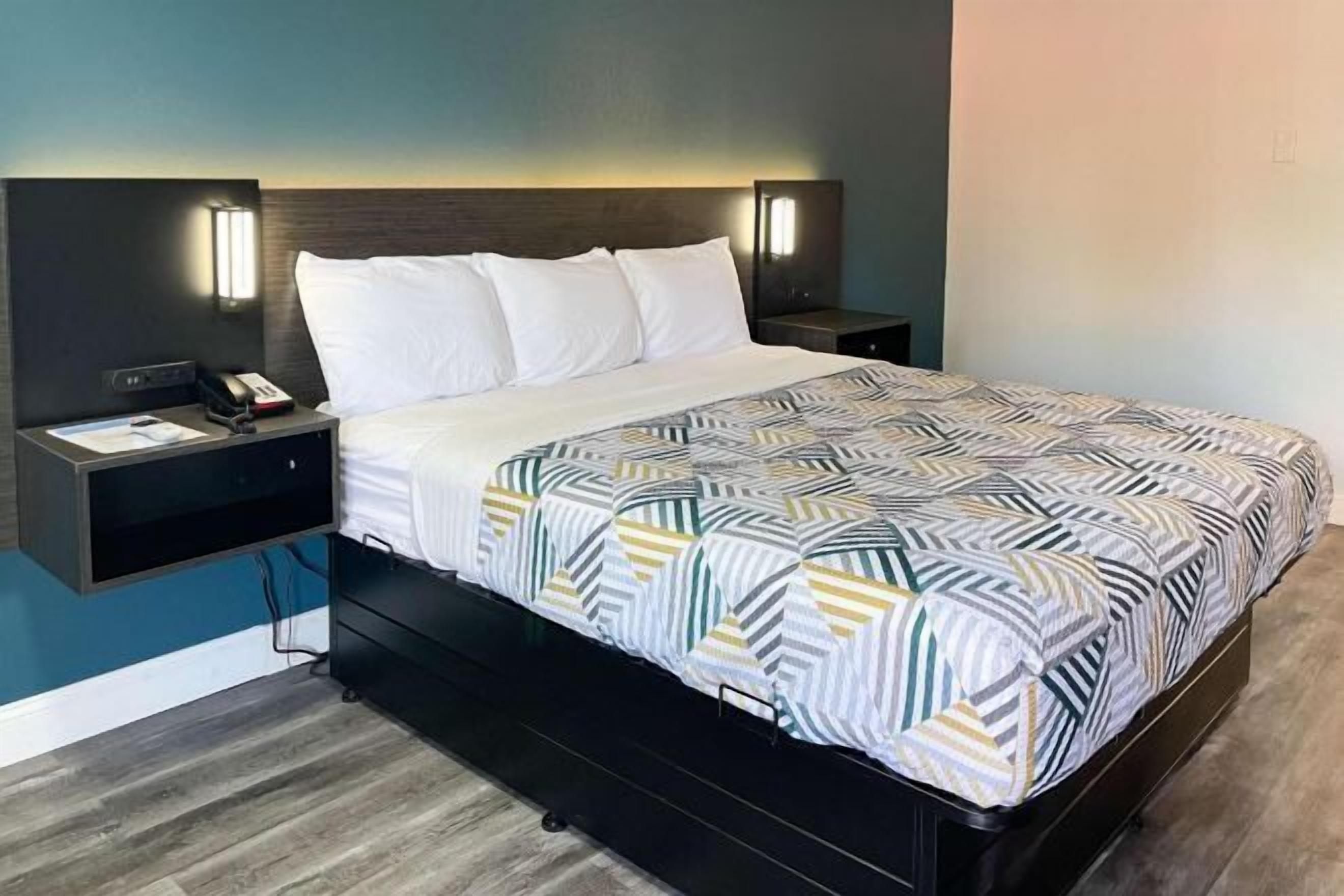 Bàn, truy cập Internet không dây miễn phí, bộ trải giường 