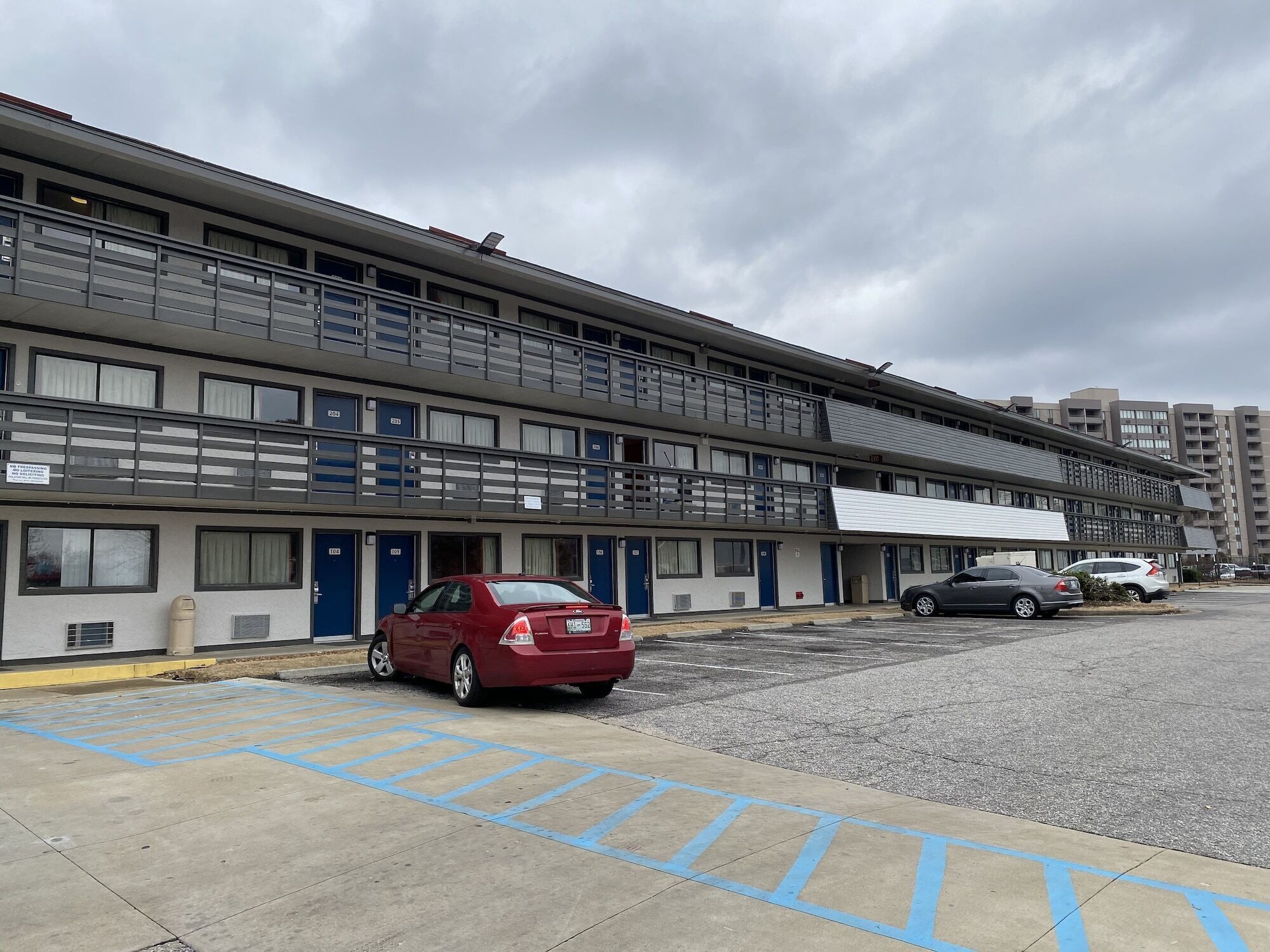 Un hôtel à plusieurs étages doté d’un parking.
