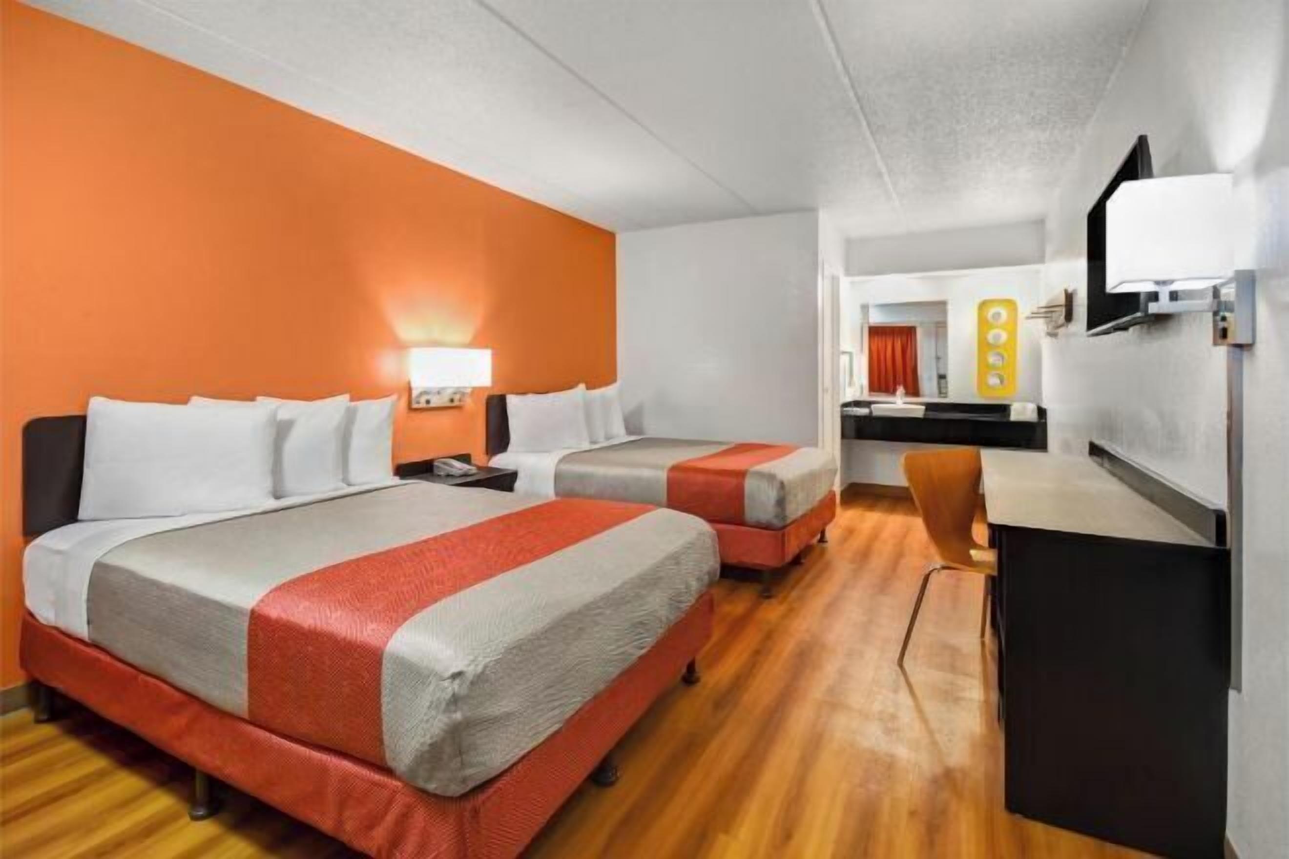 Bàn, truy cập Internet không dây miễn phí, bộ trải giường 