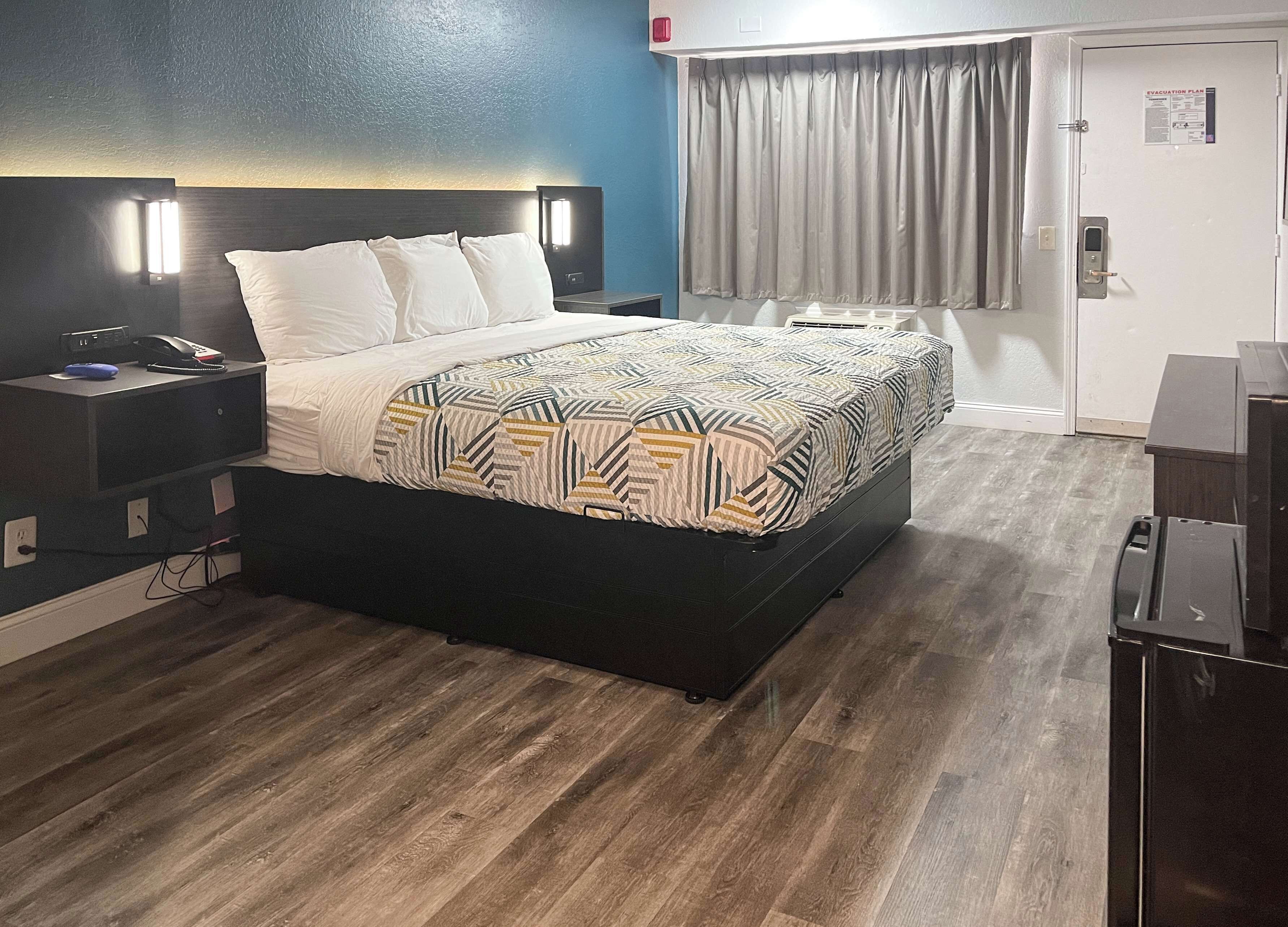 書桌、免費無線上網、床單