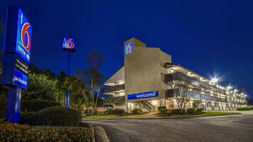 واجهة المنشأة - في المساء/الليل