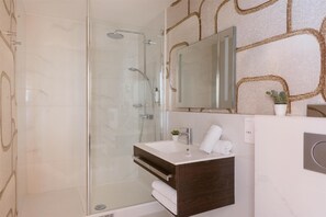 Deluxe kamer, 1 kingsize bed, niet-roken | Badkamer | Een regendouche, een haardroger, handdoeken
