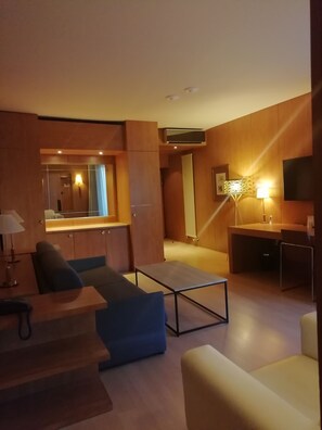 Suite, 1 Queen Bed, Non Smoking | In-room safe, desk, blackout drapes, iron/ironing board