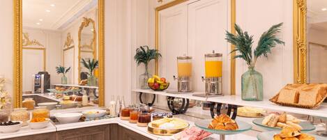 Desayuno buffet todos los días (EUR 14 por persona)