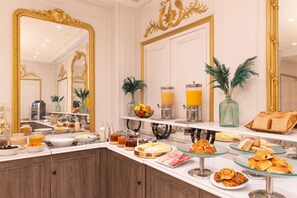 Café da manhã com buffet diário (EUR 14 por pessoa) 