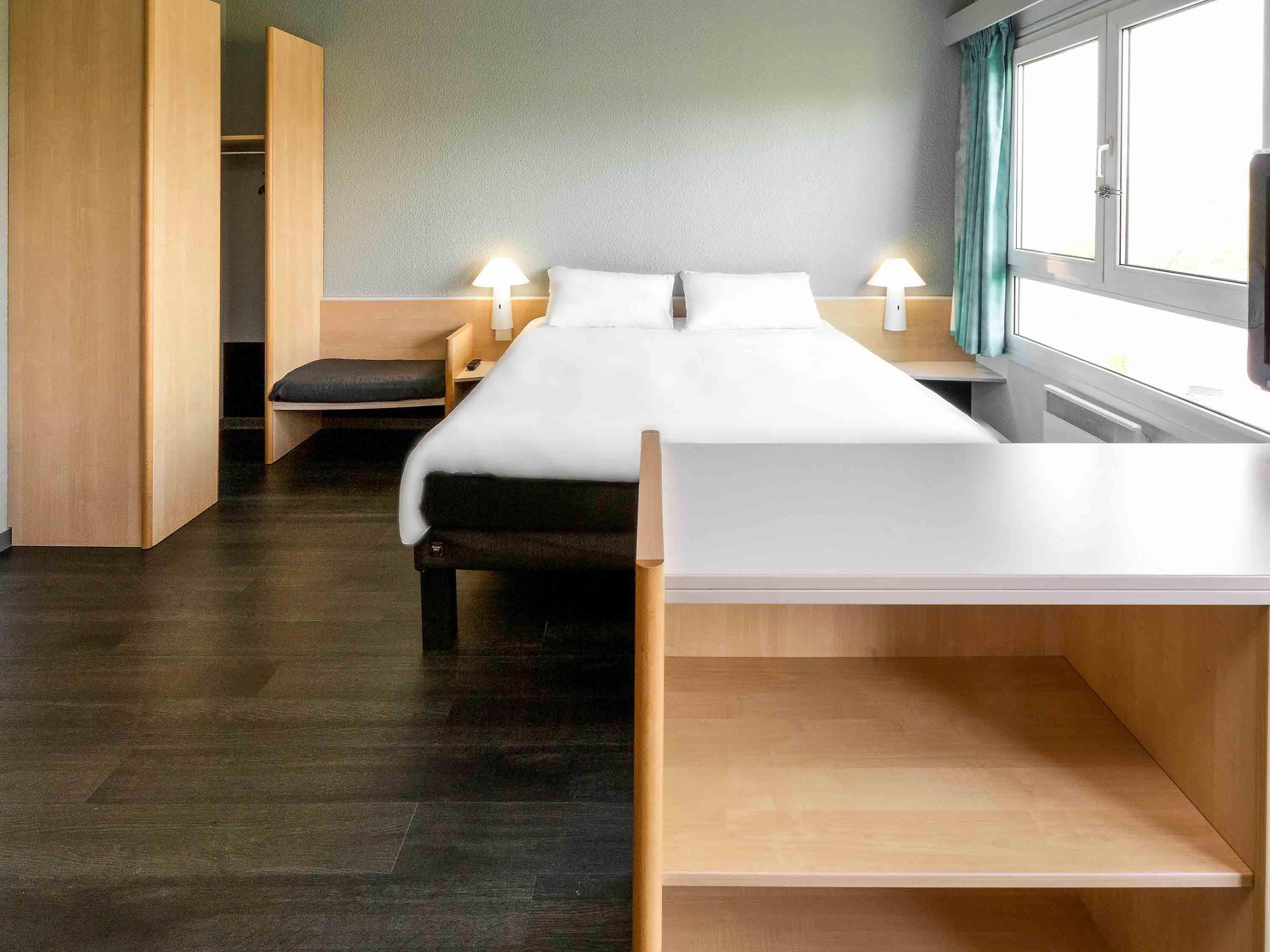 Standaard kamer, Meerdere bedden | Een kluis op de kamer, een bureau, verduisterende gordijnen