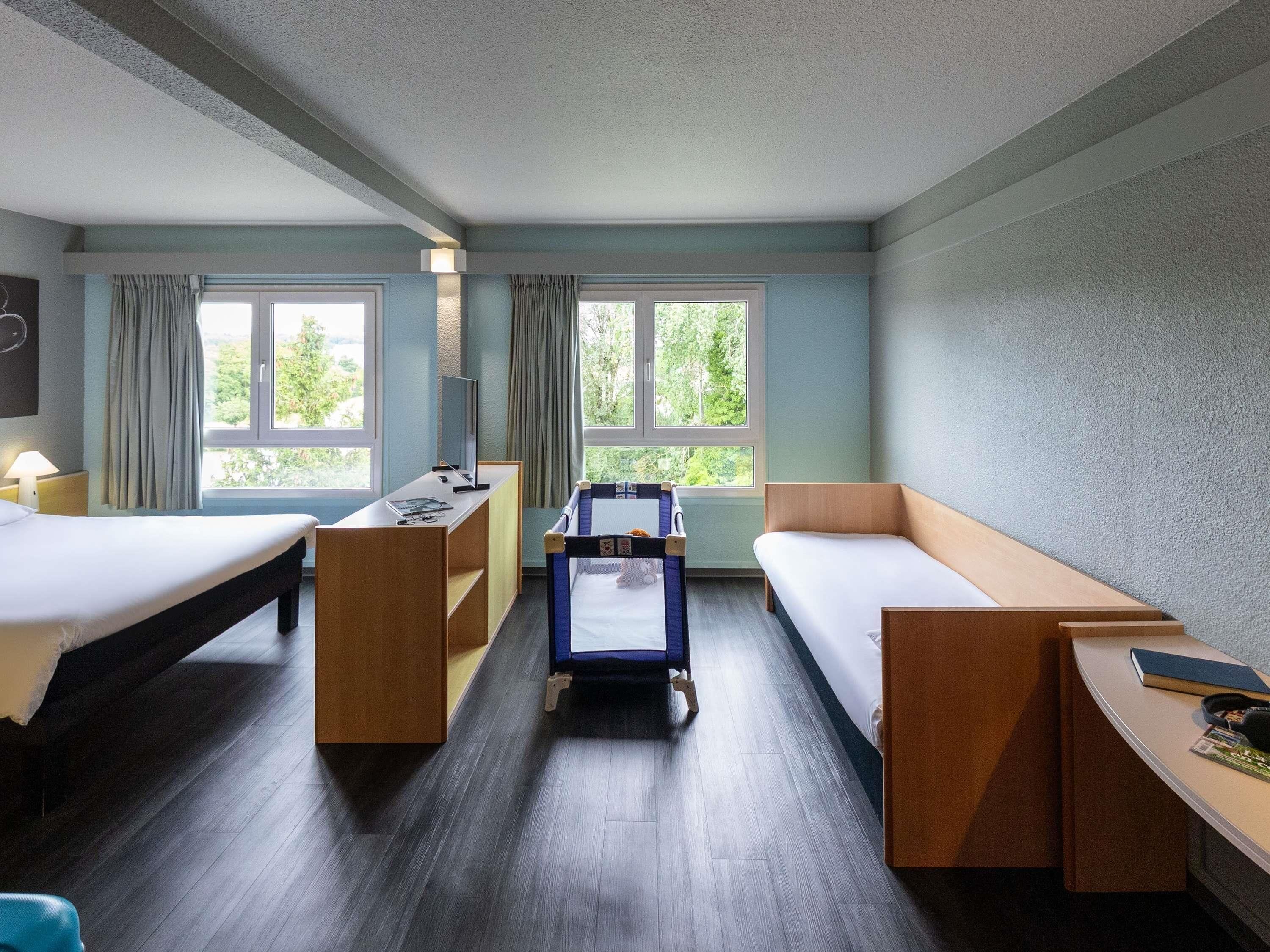 Standaard kamer, Meerdere bedden | Een kluis op de kamer, een bureau, verduisterende gordijnen