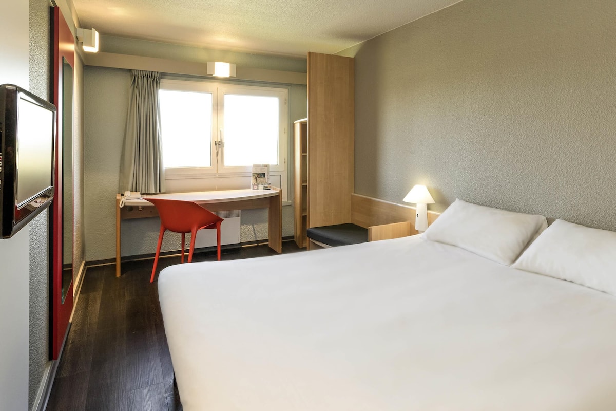 In-room safe, desk, blackout drapes, soundproofing