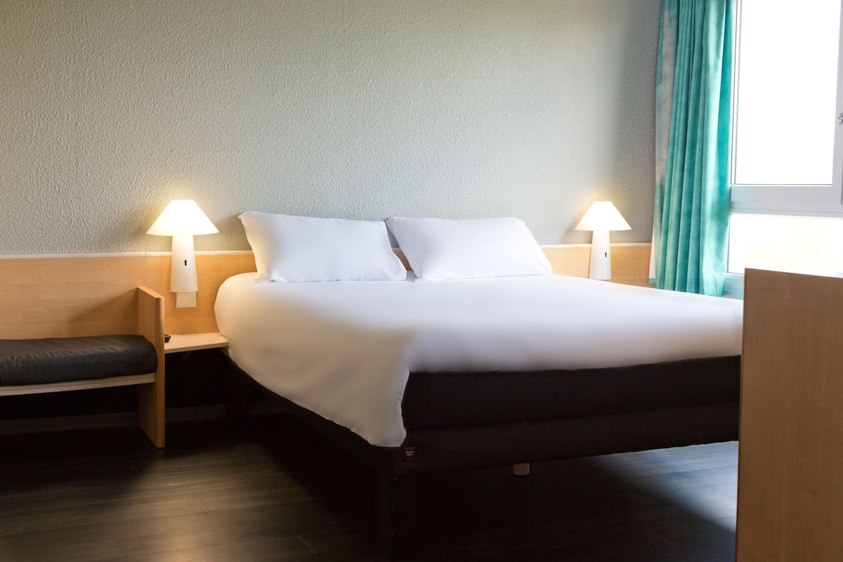 standard room, 1 double bed | in-room safe, desk, blackout curtains, soundproofing