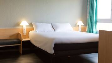 Standaard kamer, 1 tweepersoonsbed | Een kluis op de kamer, een bureau, verduisterende gordijnen