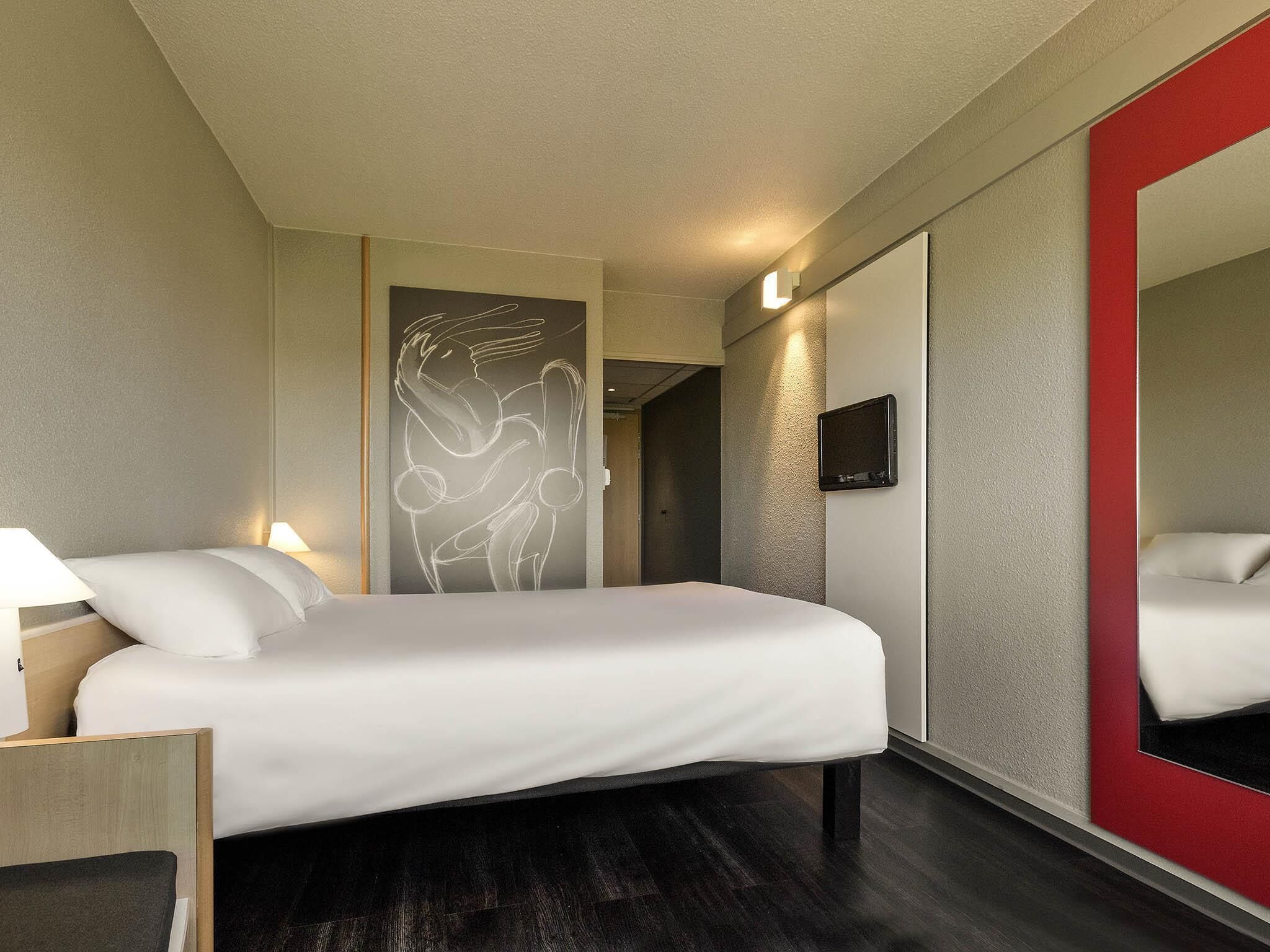 Standard Room, 2 Twin Beds | In-room safe, desk, blackout drapes, soundproofing