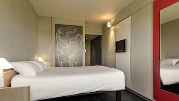 Standard Room, 2 Twin Beds | In-room safe, desk, blackout drapes, soundproofing