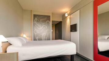 Standard Room, 2 Twin Beds | In-room safe, desk, blackout drapes, soundproofing