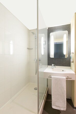  milieuvriendelijk toiletgerief, een haardroger, handdoeken