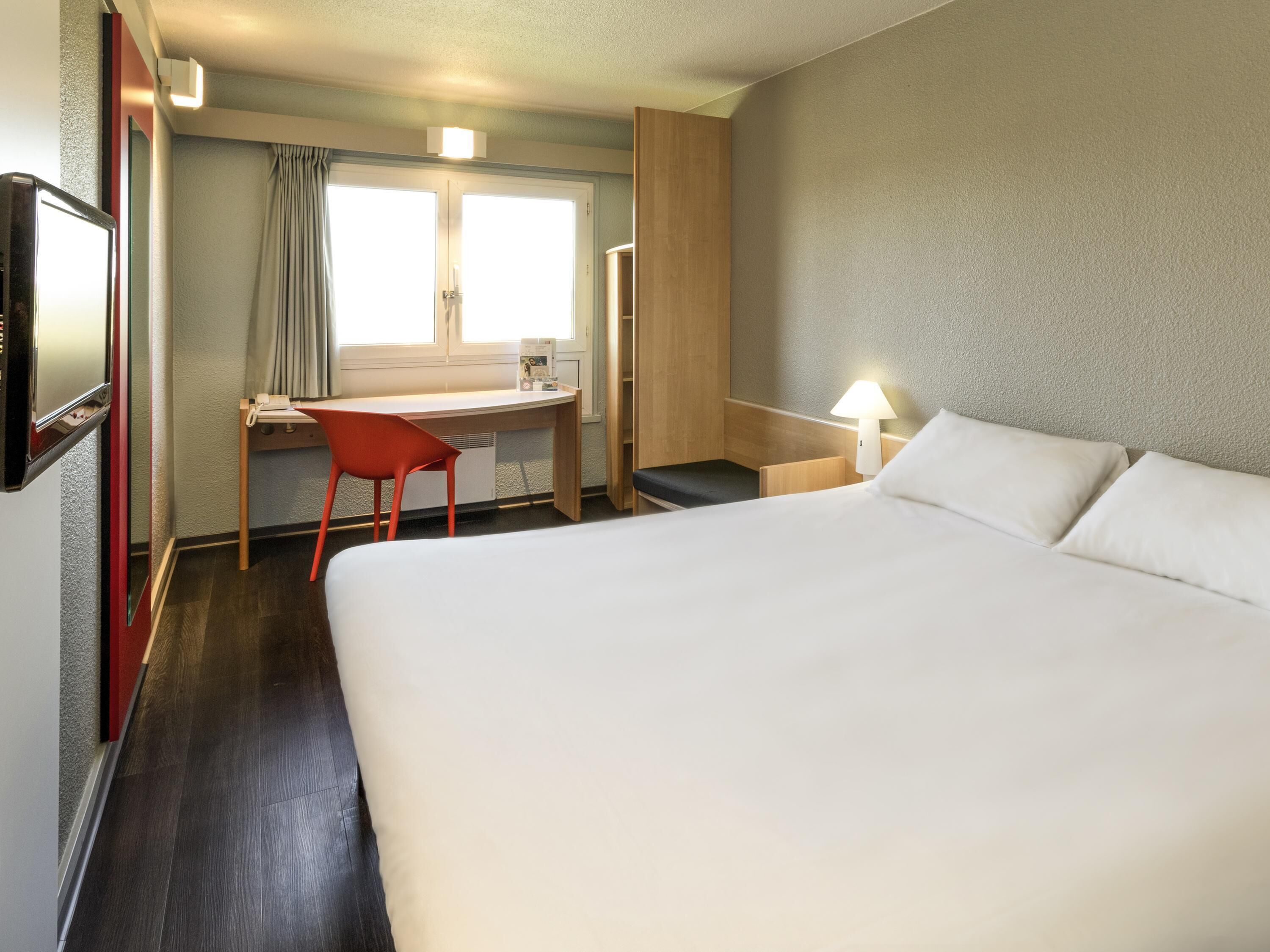 Standaard kamer, 1 tweepersoonsbed | Een kluis op de kamer, een bureau, verduisterende gordijnen