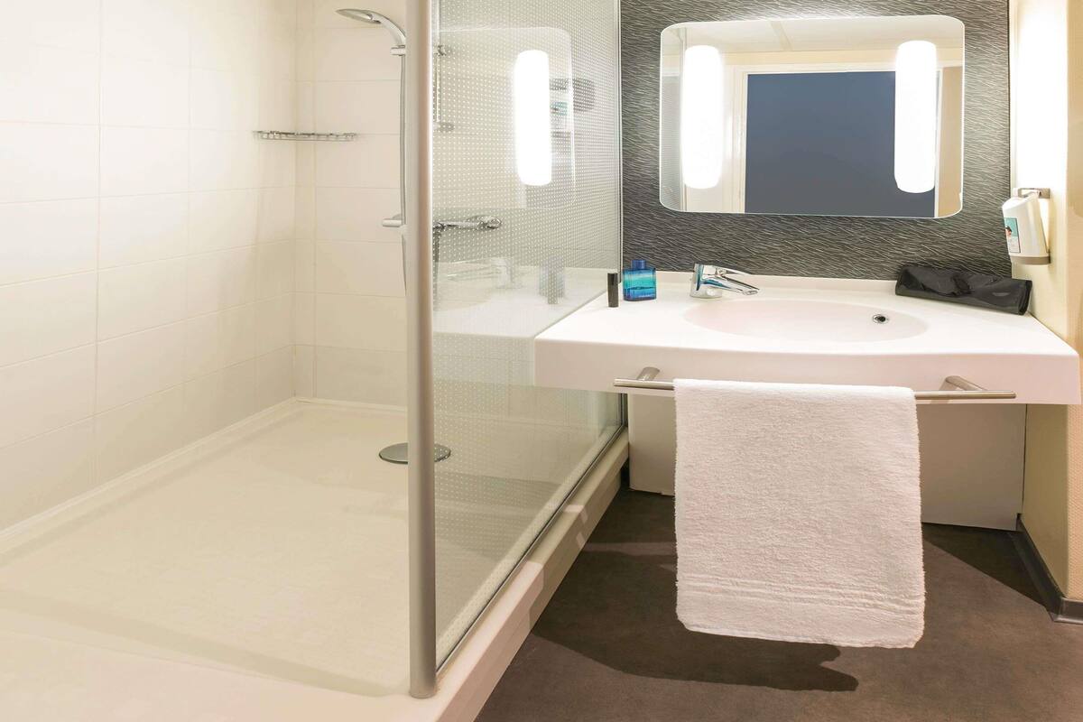 standard room, 1 double bed | in-room safe, desk, blackout curtains, soundproofing