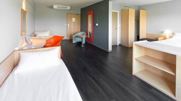 Standard-huone, useita sänkyjä | Tallelokero huoneessa, työpöytä, pimennysverhot, äänieristys