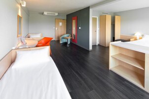 Quarto standard, várias camas | Cofres nos quartos, escrivaninha, cortinas blackout