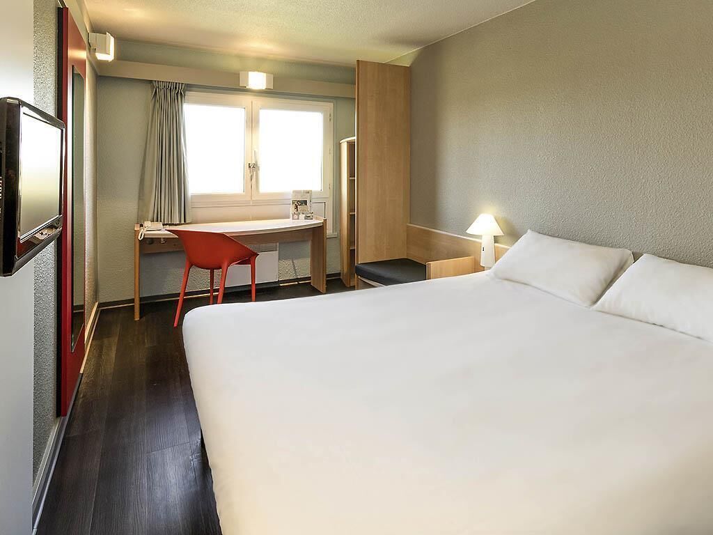 Standaard kamer, 1 tweepersoonsbed | Een kluis op de kamer, een bureau, verduisterende gordijnen
