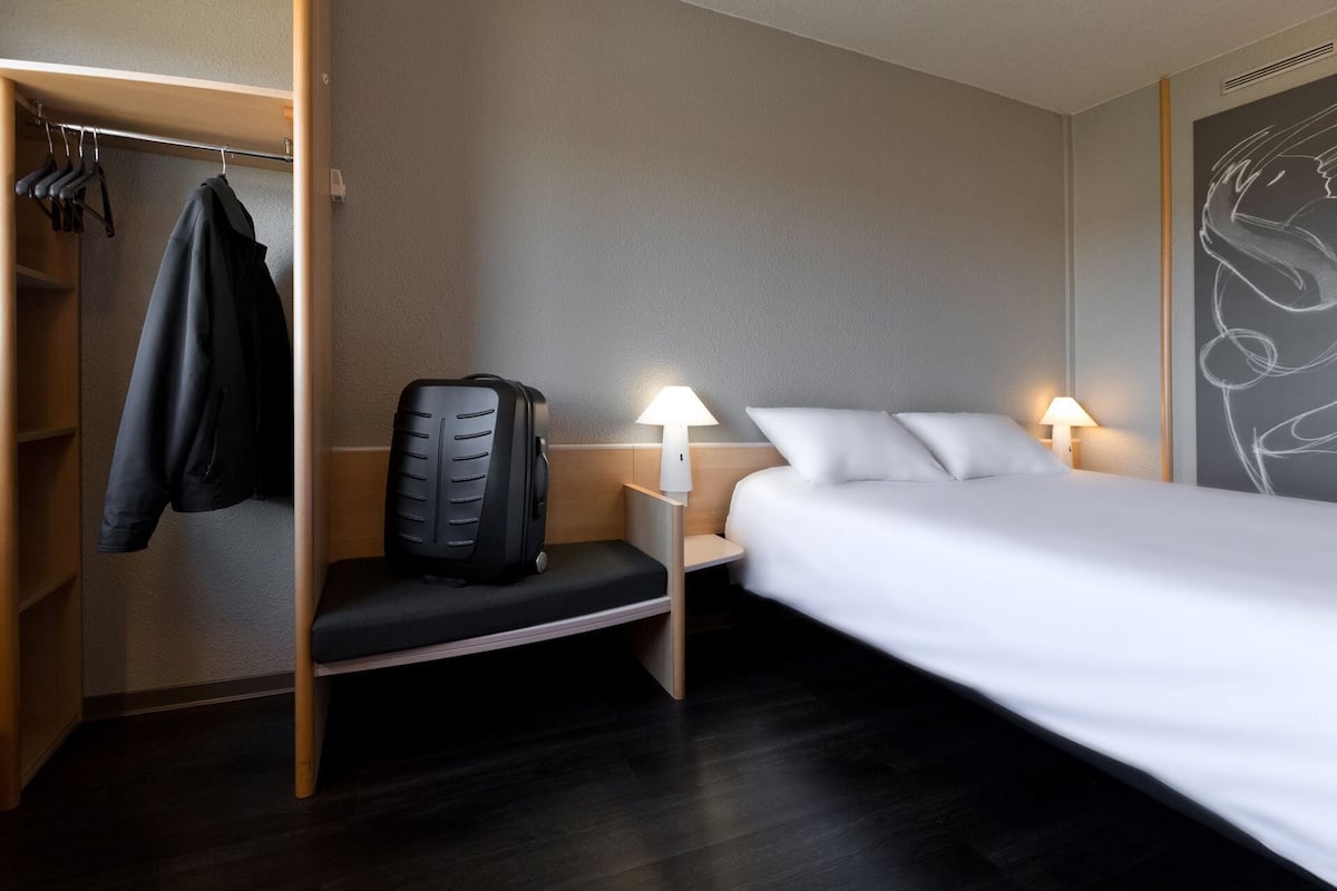 Coffres-forts dans les chambres, bureau, rideaux occultants