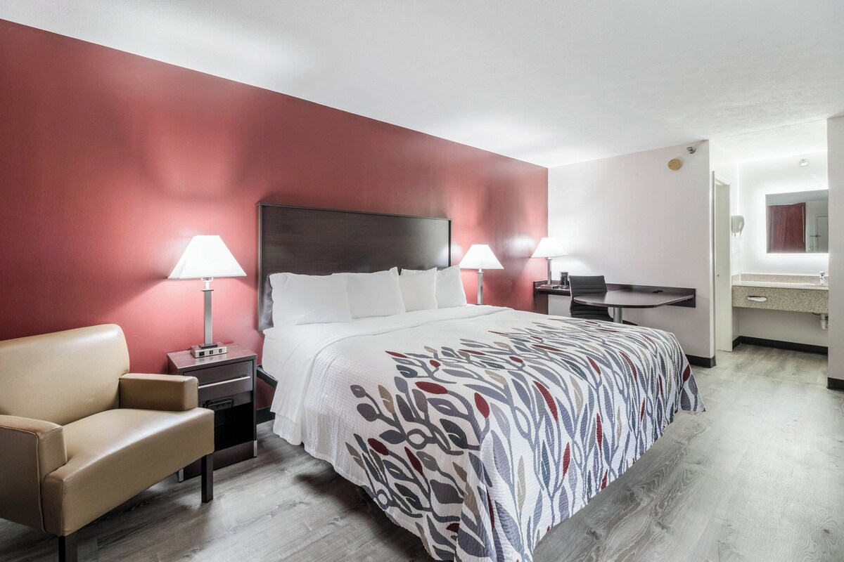 Superior Room, 1 King Bed, Non Smoking (Refrigerator & Microwave) | Desk, blackout curtains, free cots/infant beds, free WiFi