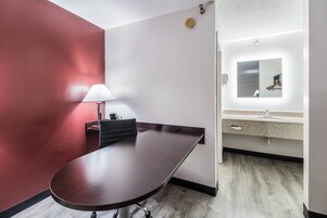 Escritorio, cortinas blackout, cunas gratuitas y wifi gratis 