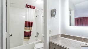 Superior Room, 1 King Bed, Non Smoking (Refrigerator & Microwave) | Bathroom - Red Roof Inn Cadiz (Cadiz)