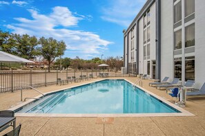 Una piscina al aire libre de temporada
