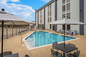 Piscine extérieure en saison