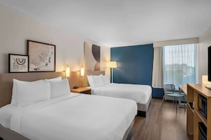 Zimmer, 2 Queen-Betten | Zimmersafe, Schreibtisch, schallisolierte Zimmer, Bügeleisen/Bügelbrett