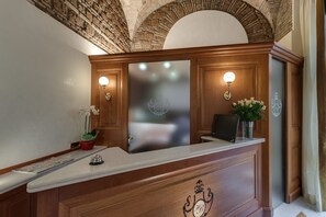 Reception - Hotel Borromeo (Rome)