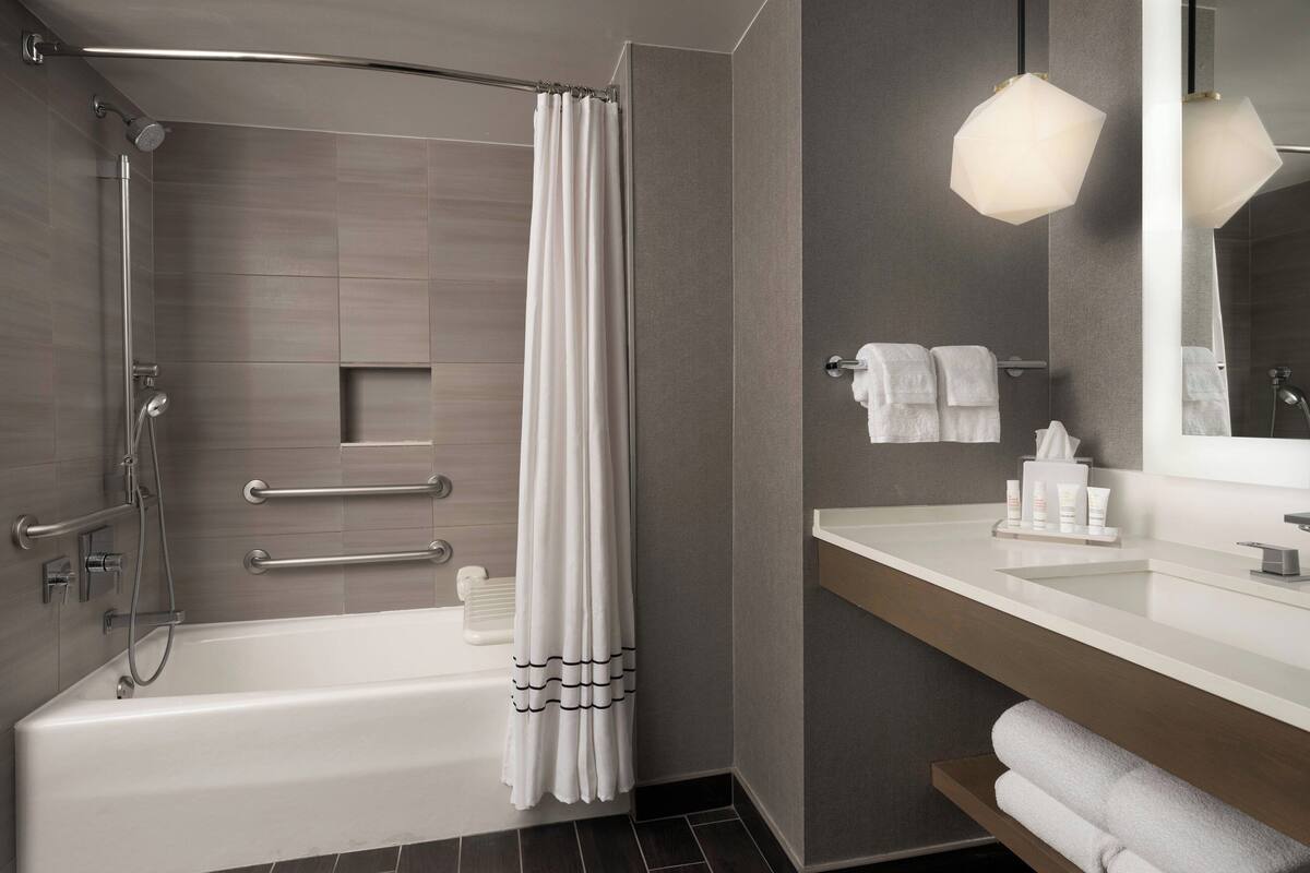 rainfall showerhead, free toiletries, hair dryer, towels