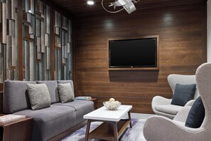 Concierge Room, Club Room, 1 King Bed | Lounge | Cocktail bar