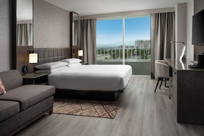 Classic Room, 1 King Bed, Balcony | Premium bedding, down comforters, desk, laptop workspace
