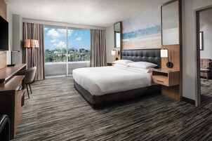 Premier Room, 1 King Bed, Balcony | Premium bedding, down comforters, desk, laptop workspace