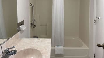 Perlengkapan kamar mandi ramah lingkungan dan handuk