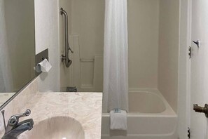 Eco-friendly toiletries, towels - Econo Lodge near the Blue Ridge Parkway I-77 (Fancy Gap)