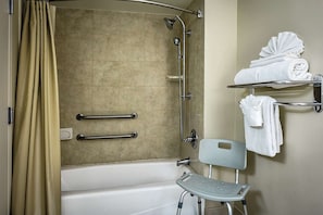 Tina con regadera, amenidades de baño ecológicas, secadora de cabello