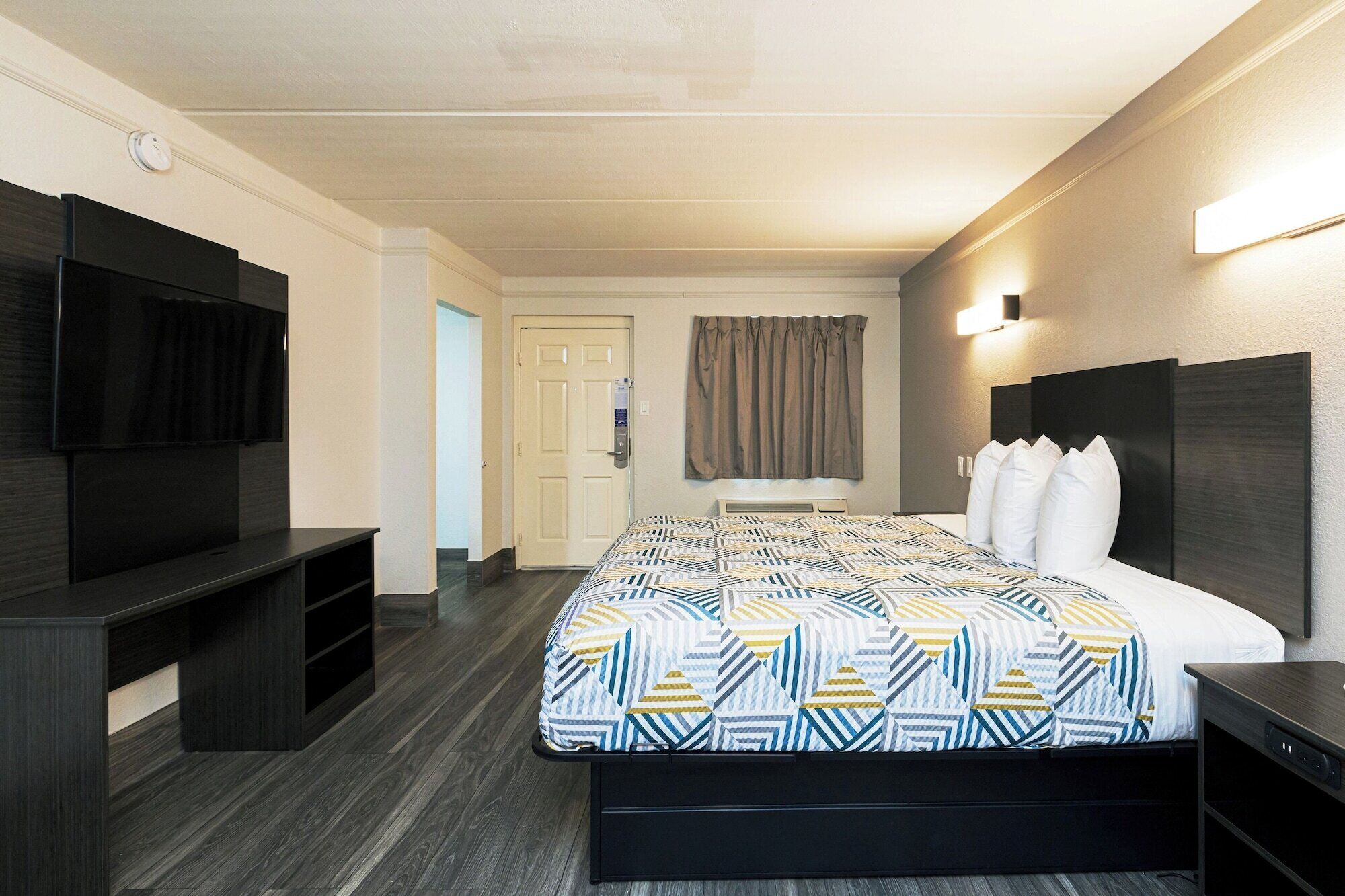 Desk, laptop workspace, free WiFi, bed sheets