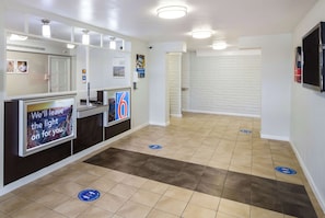 Lobby - Motel 6 Baytown, TX - Garth Rd (Baytown)