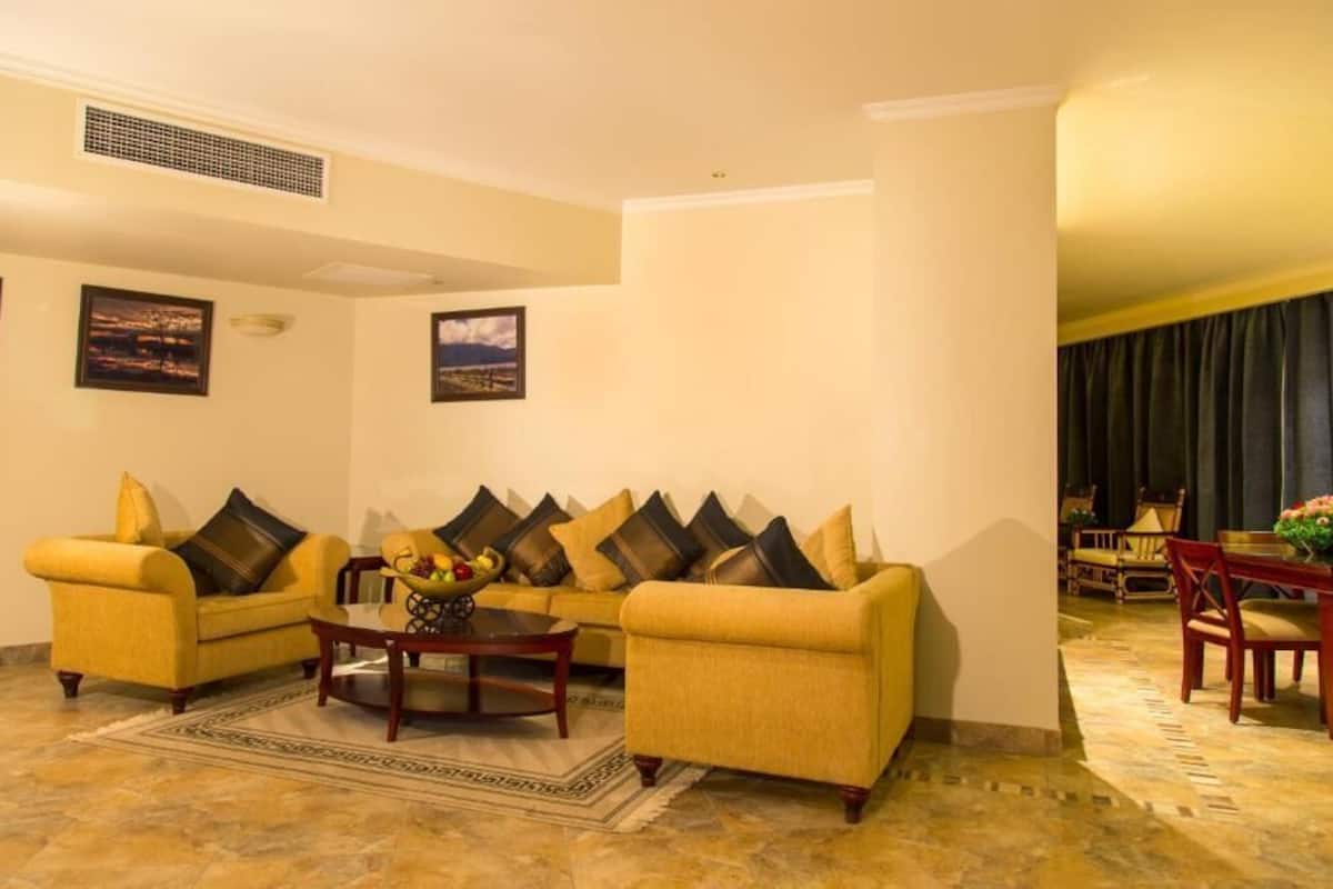 executive suite | 1 bedroom, hypo-allergenic bedding, minibar, in-room safe