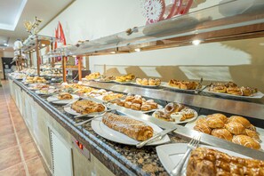 3 restaurants; lunch and dinner served