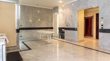 Royal villa | Badkamer | Milieuvriendelijke toiletartikelen, een haardroger, een bidet