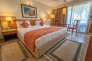 Suite – junior | Allergitestet sengetøy, minibar, safe på rommet og skrivebord