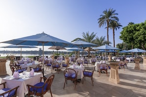 3 restaurants, lunch served