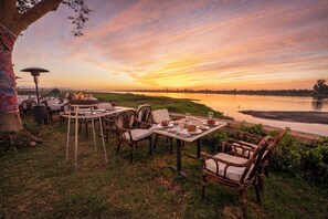 3 restaurants; lunch and dinner served 