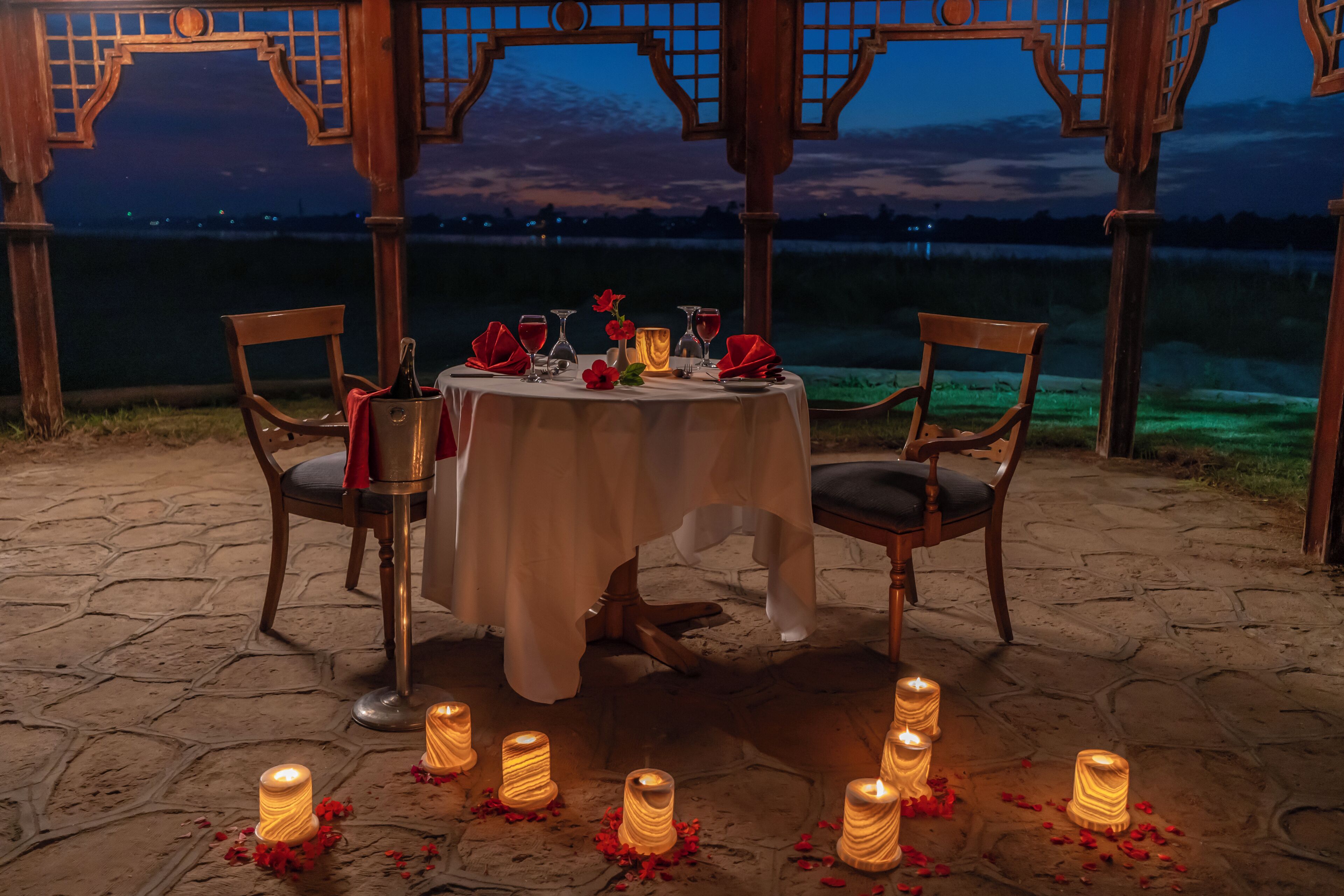 3 restaurants, lunch served