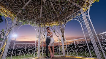 3 restaurants, lunch served