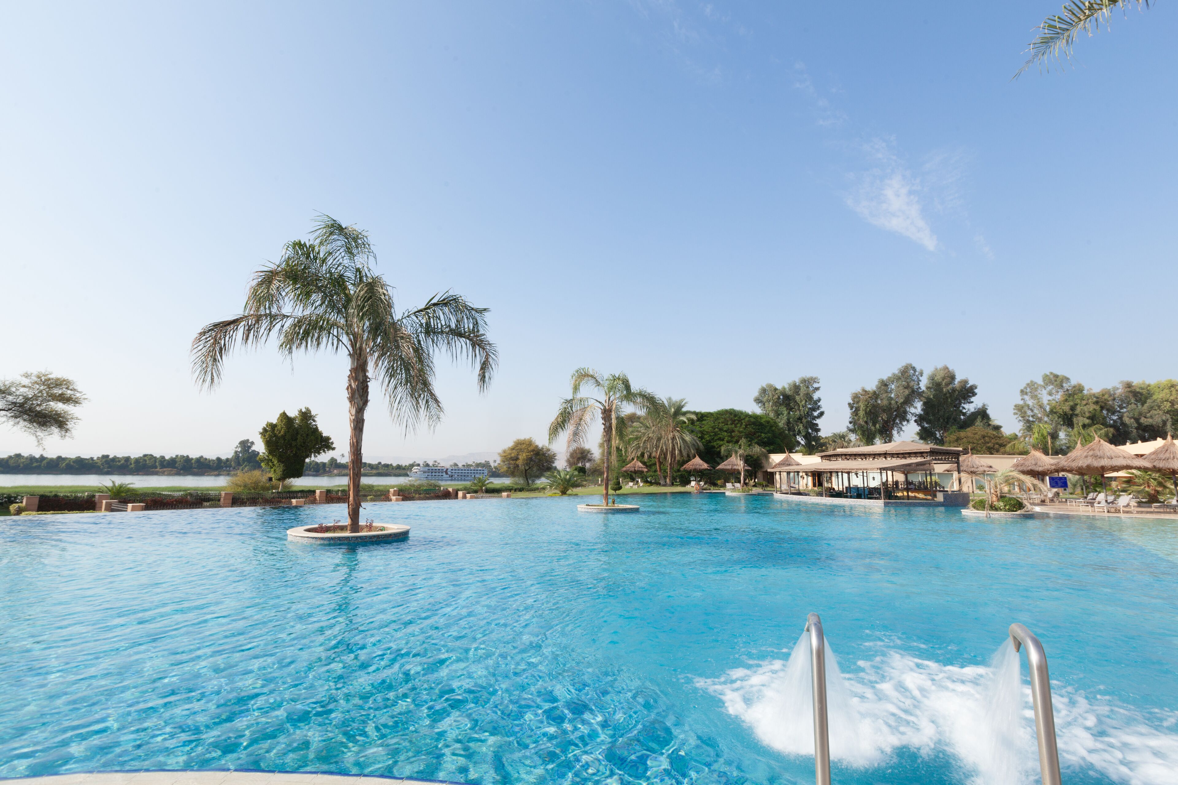 3 outdoor pools, pool umbrellas, pool loungers